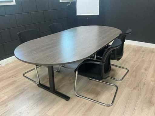 Stół konferencyjny z krzesłami