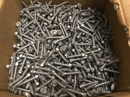 Charge von Schrauben und Bolzen