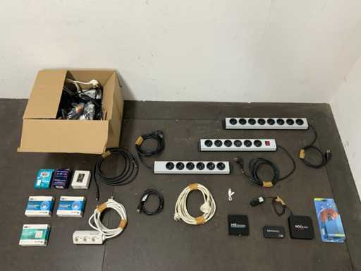 Un lot de electronice; ClickOnClickOff, întrerupător 4K HD, convertor video, player media.