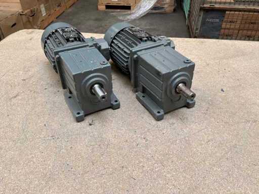 Lenze MDEMAXX071 Geared Motor (2x)
