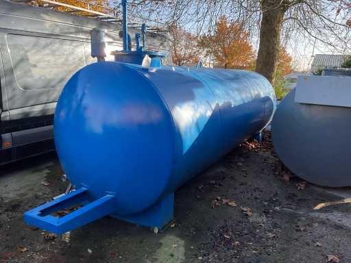 Horizontal storage tank
