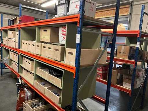 Regał magazynowy z zawartością