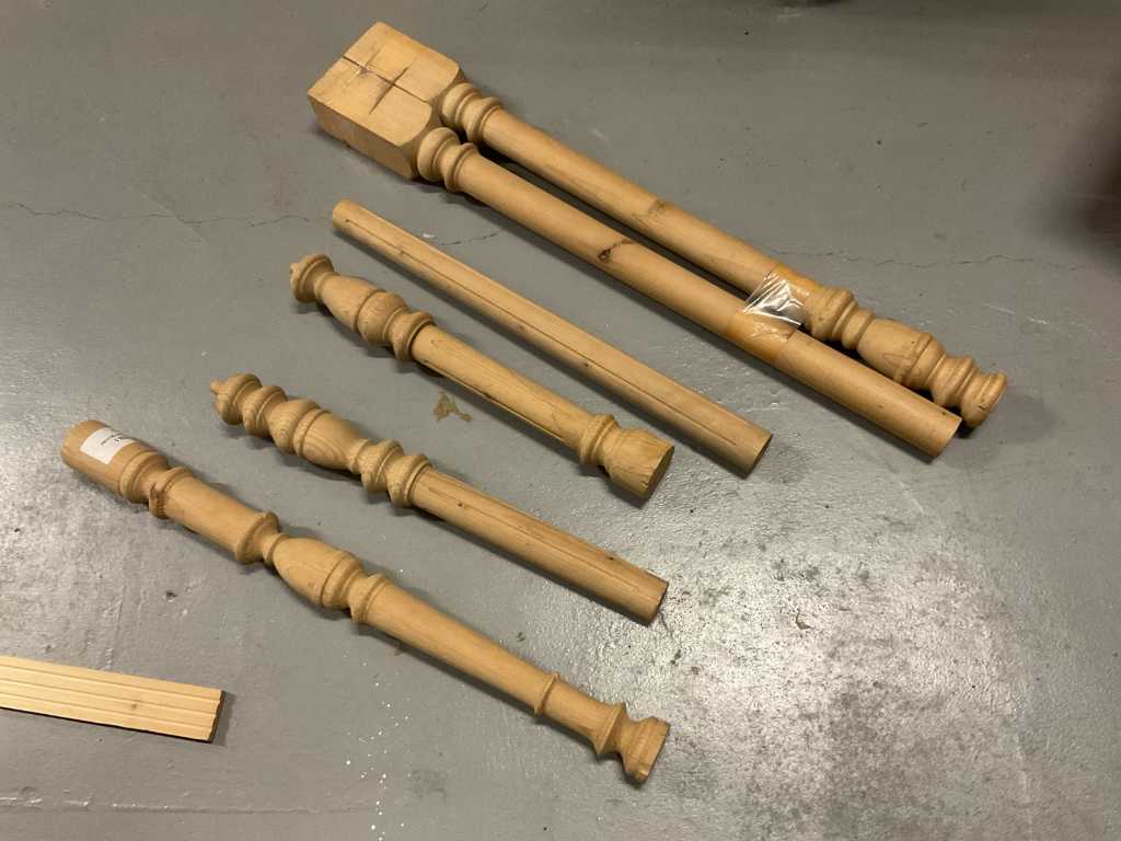 Partia elementów z drewna świerkowego do kolumn szafek