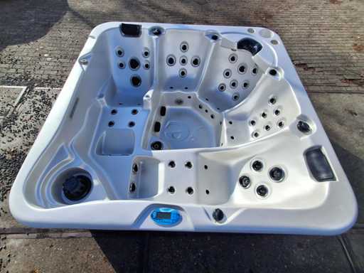 Jacuzzi pentru 5 persoane și spa în aer liber net net