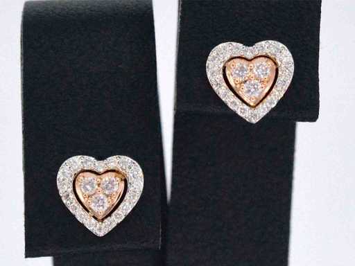 Weißgoldene herzförmige Ohrringe mit natürlichem rosa und weißem Diamant