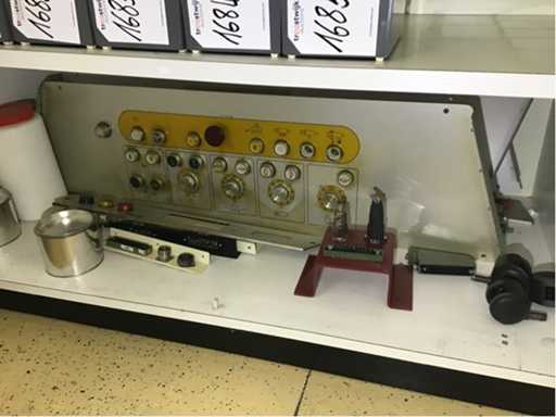 Molti pezzi di macchina