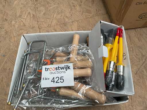 Brackets; Paint Brushes (36x)