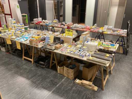 Scharnieren, deurbeslag, sloten, lampen enz