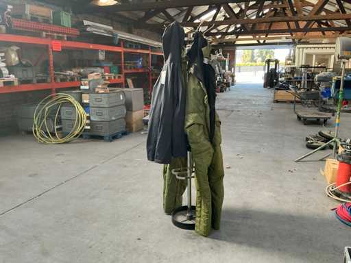 protective clothing against freezing temperatures (2x)