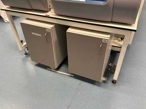 2 unități sub bancă