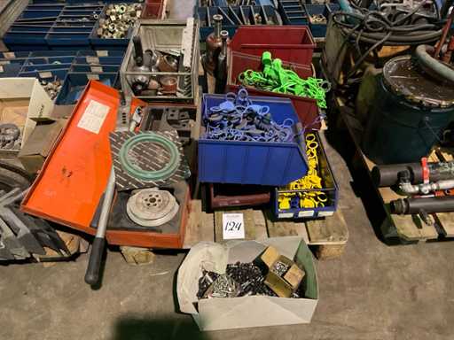 Partij landbouwmachine onderdelen en gereedschap