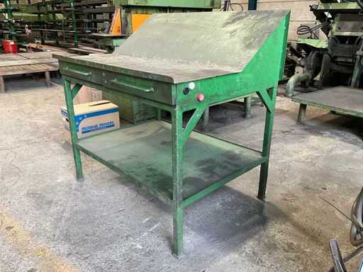 Stalowy stół roboczy