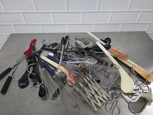 Lot de divers ustensiles de cuisine