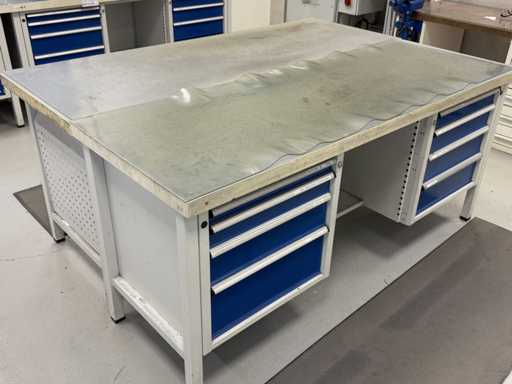   2 établis avec contenu