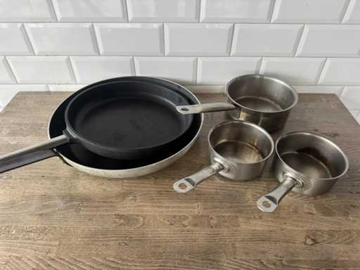 Lotto di pentole e padelle
