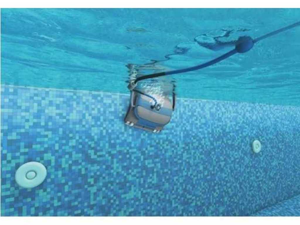Robot aspirapolvere per piscina
