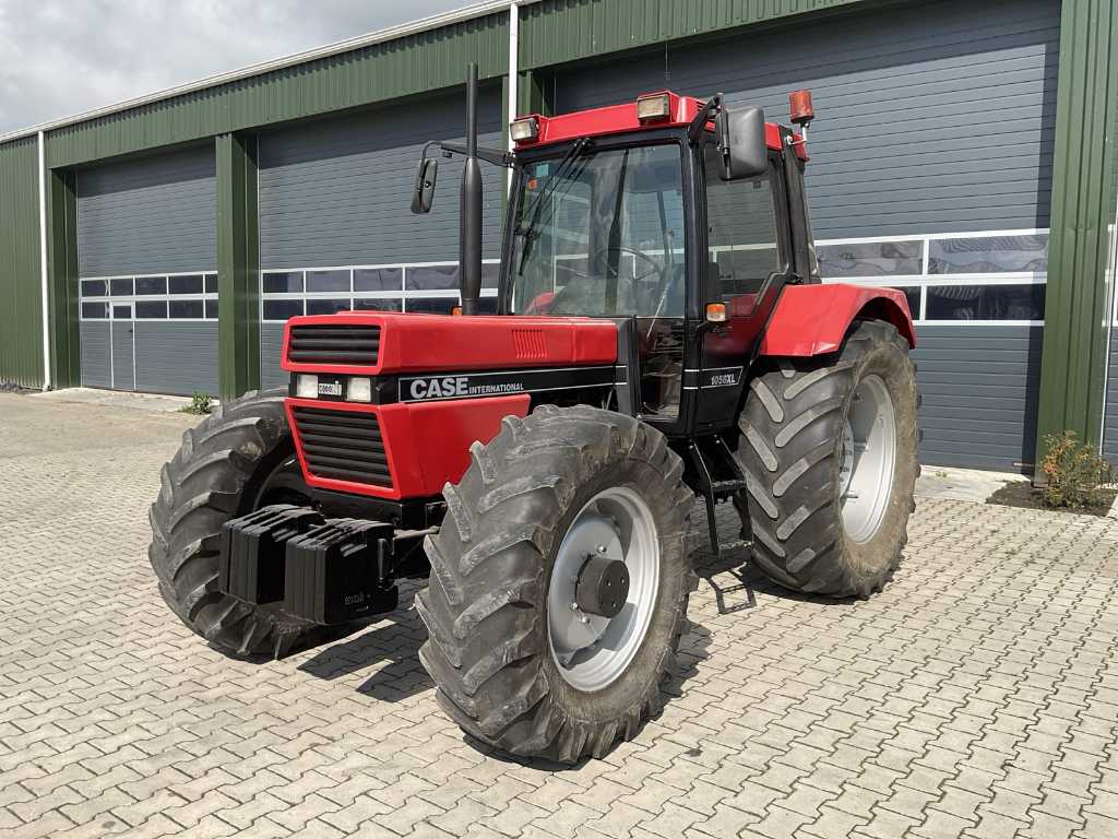 Tracteur agricole à quatre roues motrices Case 1056 XLA