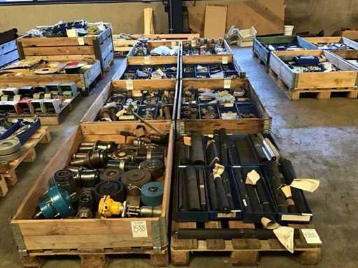 pallets diverse industriële onderdelen (8x)