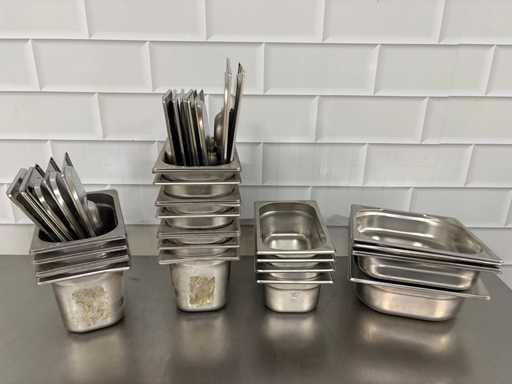 Stalowe pojemniki Gastronorm (częściowo) ze pokrywką (24x)