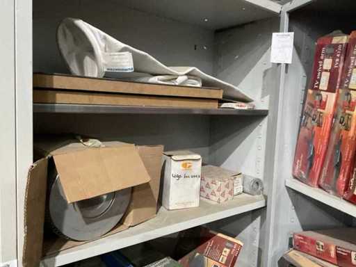 Metalen kasten met inhoud (2x)