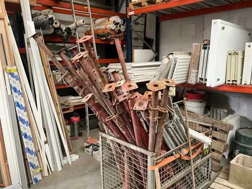 Vari supporti e proche per vite