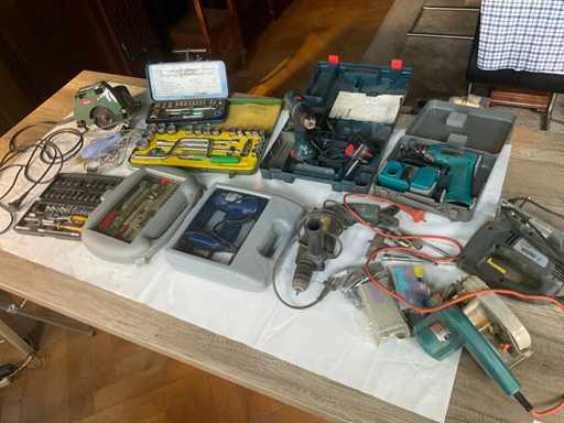 Vari utensili manuali