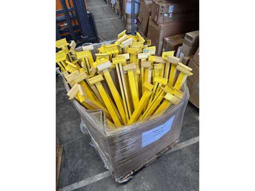 Cross struts for pallet racks