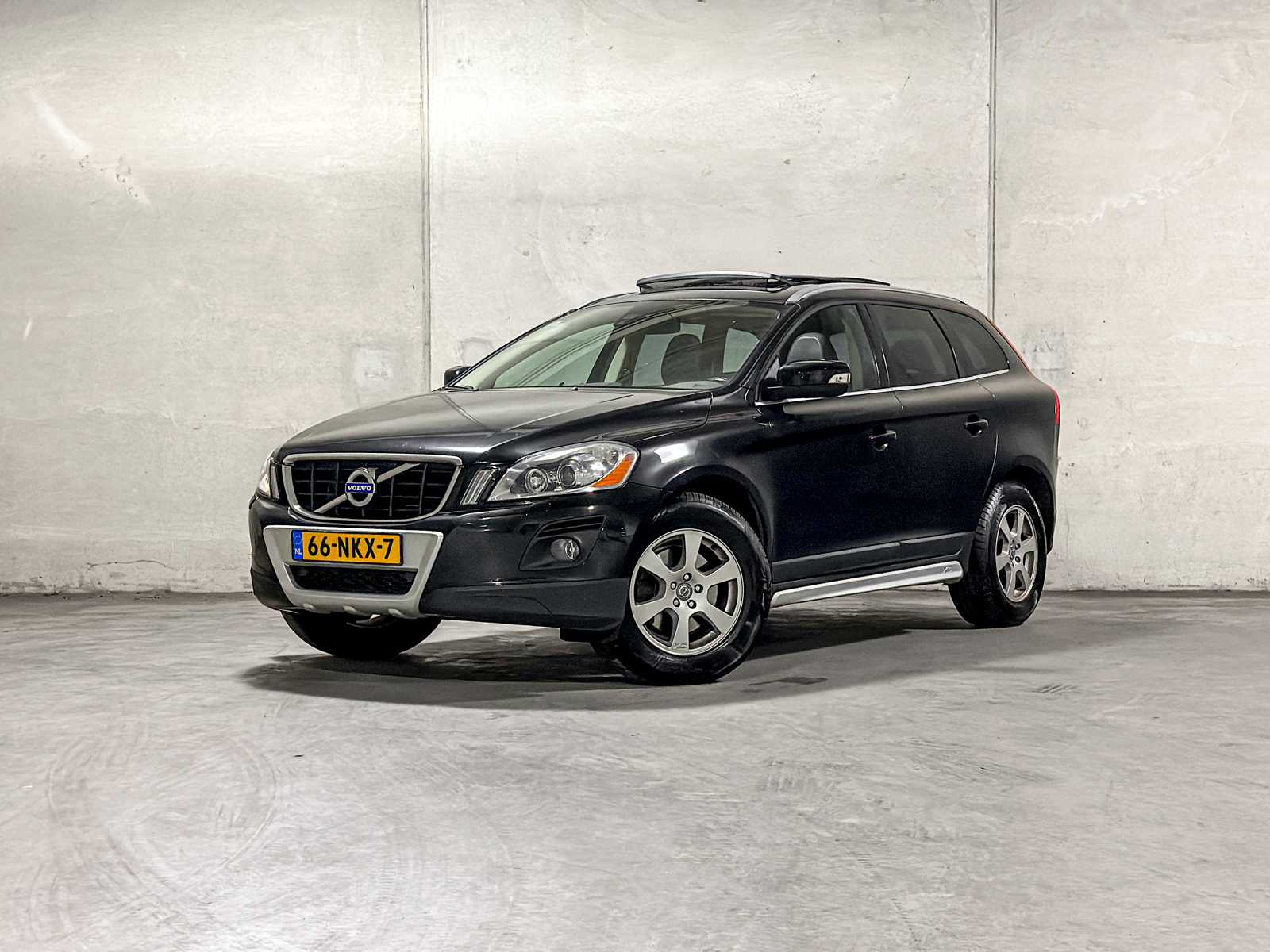 Volvo XC60 2.4 D5 AWD R-Design 205pk 2010, 66-NKX-7 