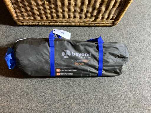 Gelert hinter Phoenix Vier-Poren-Campingzelt