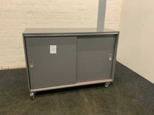 Bordenkast verrijdbaar