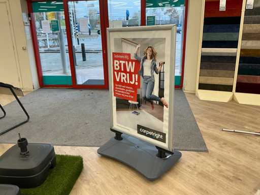 Gehwegschild mit 2 Flaggen