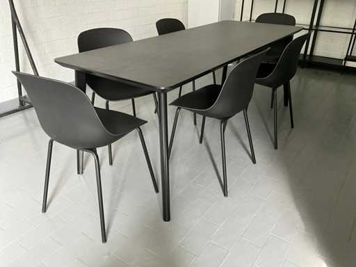 Houten eetkamertafel met 6 stoelen