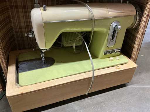 Mașină de cusut în caz