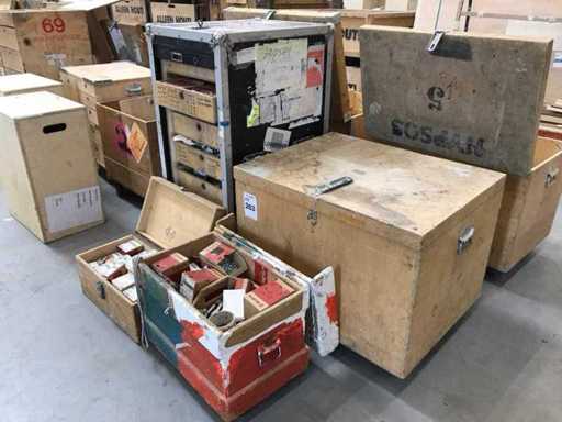 Scatola con vari materiali di costruzione e fissaggio (4x)