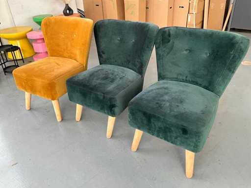 Diverse fauteuils, bijzettafels en plateaus