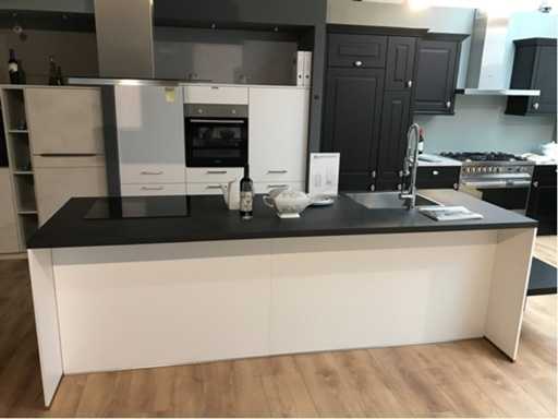 Nobilia Laser mattweiße Inselküche 