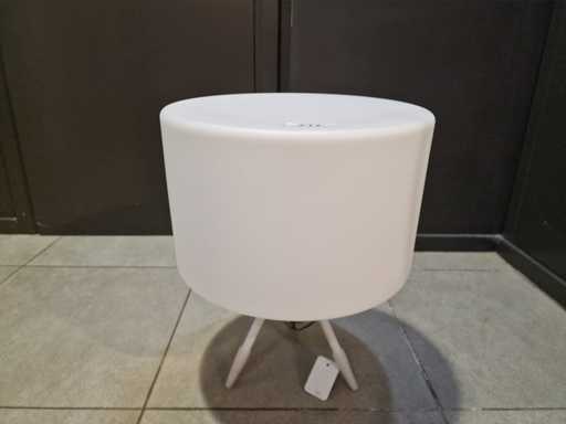 Modèle de lampe de jardin Life : un modèle bas blanc à 3 pieds avec LED RGB 