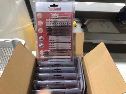 Lotto di strumenti vari sul tavolo