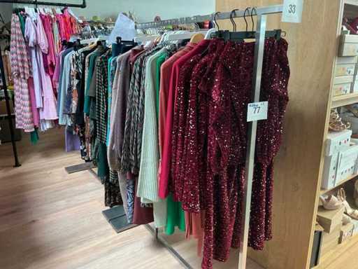 Various women's clothing (92x)