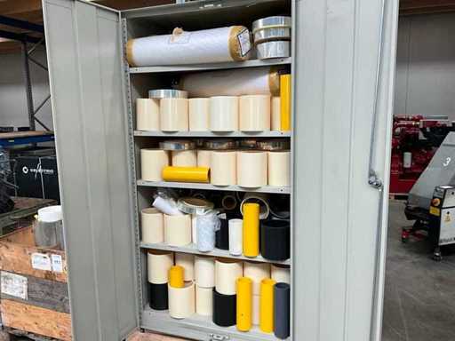 Charge von Folienrollen/Kunststoffkernen im Lagerschrank