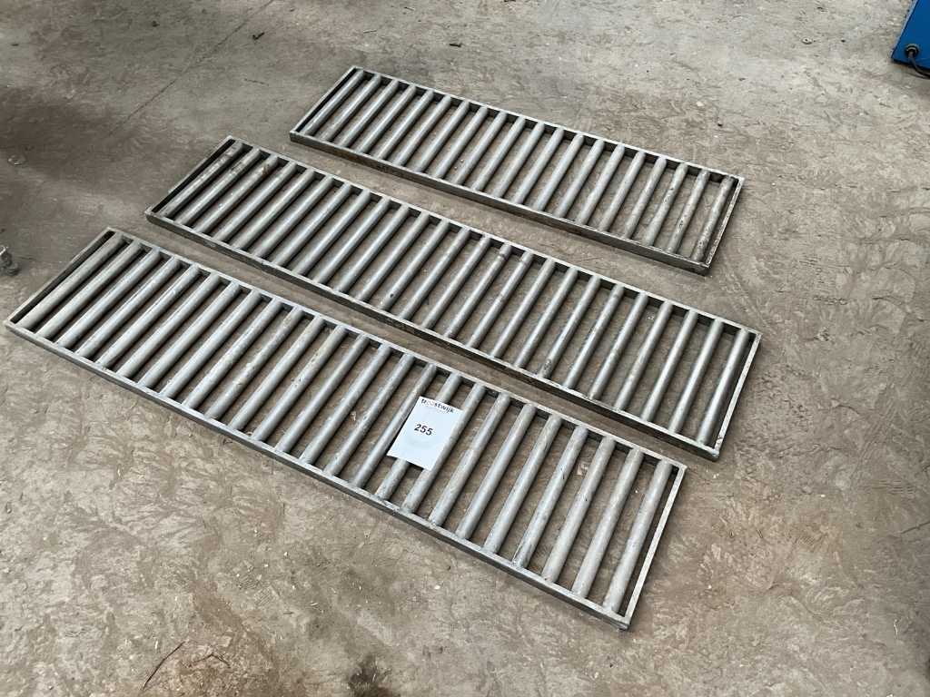 Metal grilles (3x)
