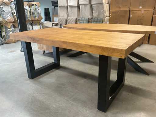 Table à manger en tronc d’arbre