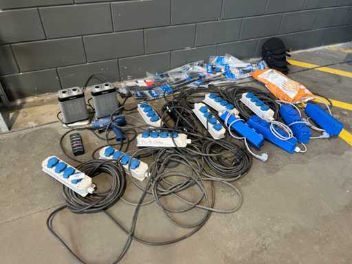 Partij stekkerdozen, verlengsnoeren en klein elektrisch materiaal