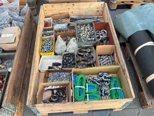 Verschiedene Schrauben, Muttern, Unterlegscheiben und Anker