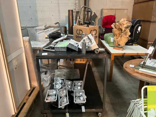 Viele verschiedene Sanitäranlagen und Beleuchtung