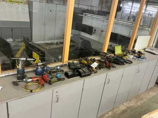 Ho mescolato molti strumenti manuali vari