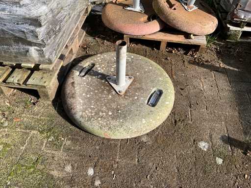 Concrete parasol base