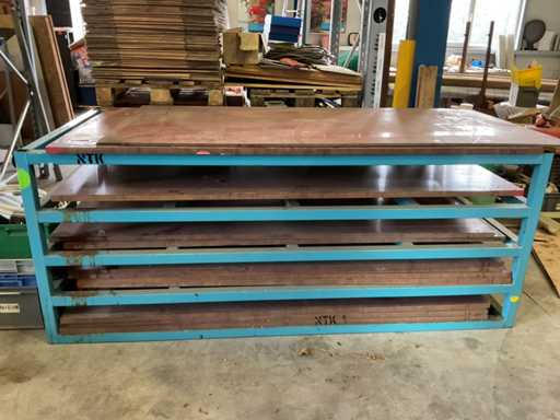 Estanterías con estantes de bambú