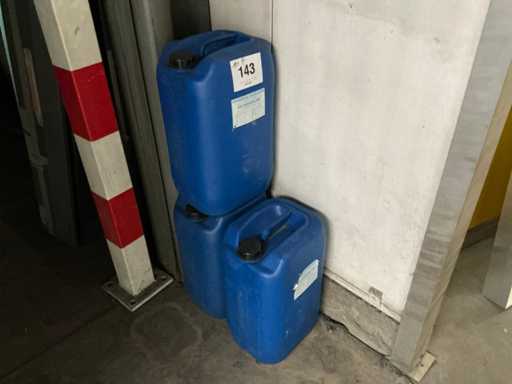 Bottles of demineralized water (12x)