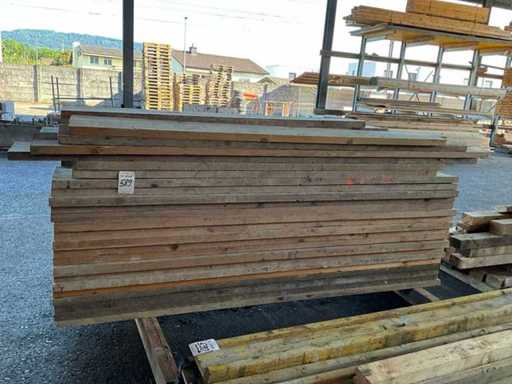 O mulțime de scânduri de schelă
